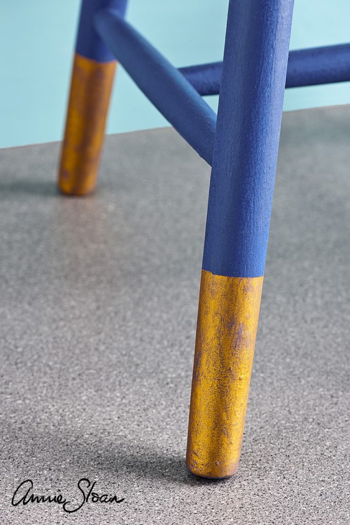 Pieds de chaise réalisés avec une finition à la cire à dorer "Warm Gold" sur une peinture Napoleonic Blue d'Annie Sloan