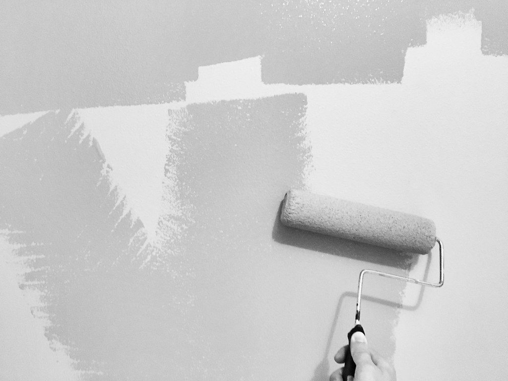 peindre une couche d’apprêt pour préparer le mur
